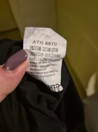 Camiseta negra cuello escotado