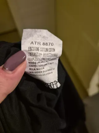 Camiseta negra cuello escotado