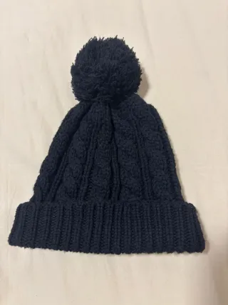 Gorro negro Bershka con pompón