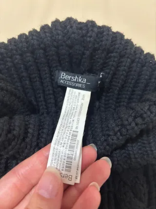Gorro negro Bershka con pompón