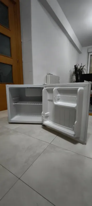 Mini Nevera Cecotec 46L