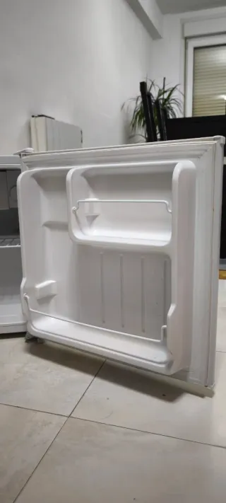 Mini Nevera Cecotec 46L