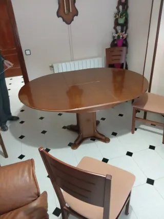 Mesa de madera redonda extensible con 6 sillas