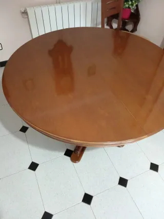 Mesa de madera redonda extensible con 6 sillas