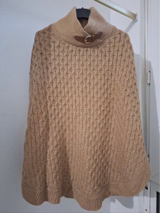 Poncho de punto beige con cuello alto