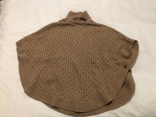 Poncho de punto beige con cuello alto