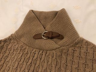 Poncho de punto beige con cuello alto