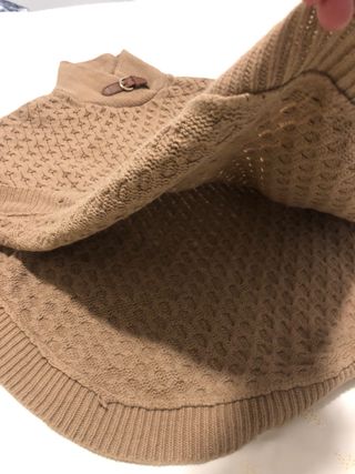 Poncho de punto beige con cuello alto