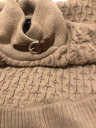 Poncho de punto beige con cuello alto