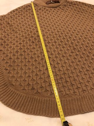 Poncho de punto beige con cuello alto