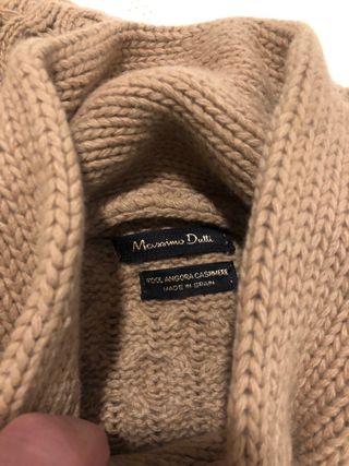 Poncho de punto beige con cuello alto