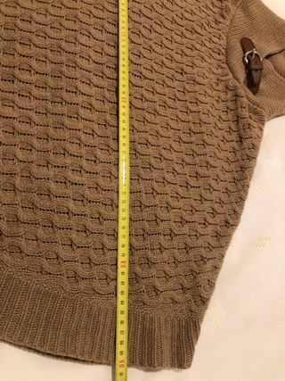 Poncho de punto beige con cuello alto