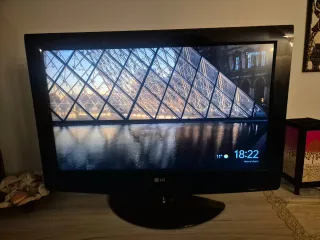 Televisor LG 32" con Chromecast.