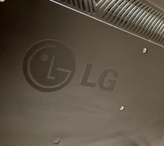 Televisor LG 32" con Chromecast.