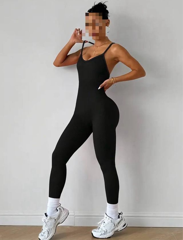 Mono deportivo con espalda abierta