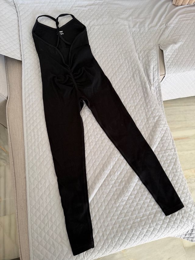 Mono deportivo con espalda abierta