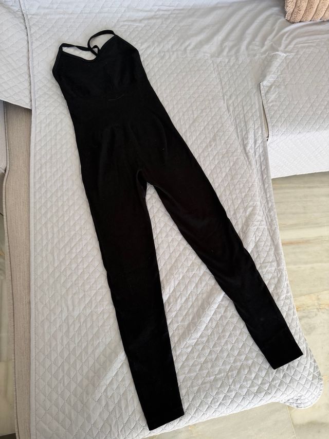 Mono deportivo con espalda abierta