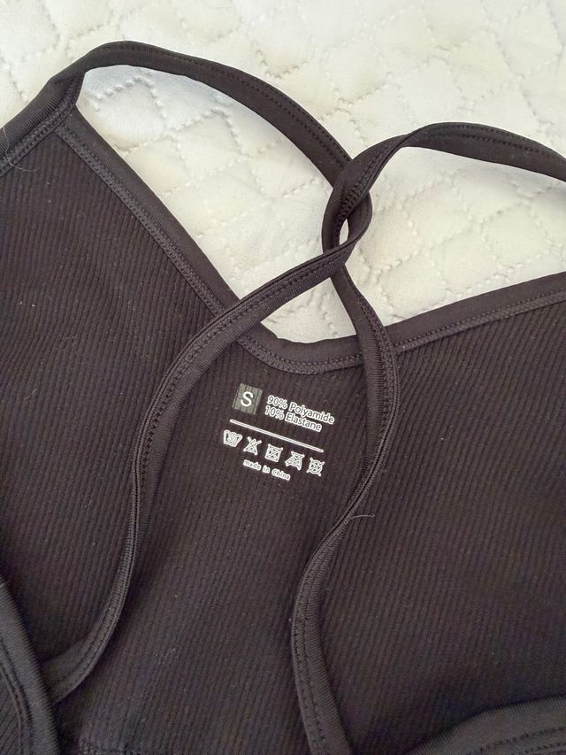 Mono deportivo con espalda abierta