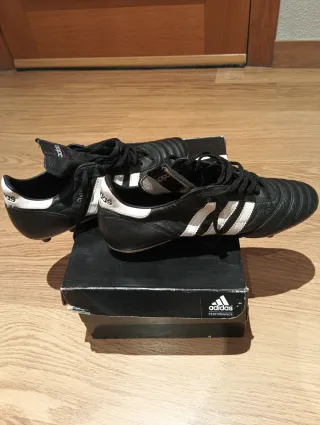 Botas de fútbol Adidas negras,copa mundial.