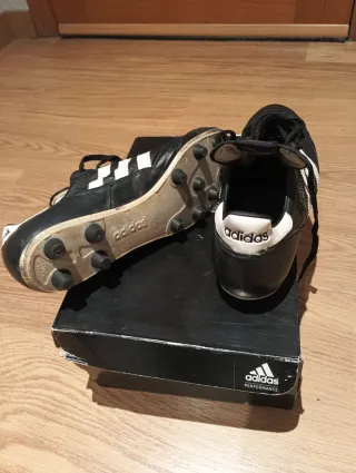 Botas de fútbol Adidas negras,copa mundial.
