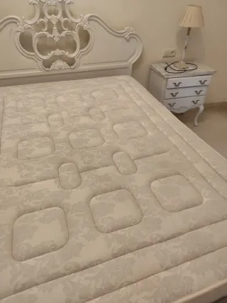 Dormitorio blanco lacado y colchón