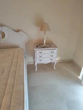 Dormitorio blanco lacado y colchón