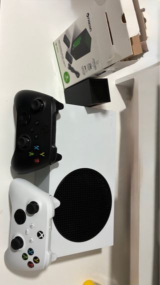 Xbox Series S + 2 controller + batterie ricaricabili.