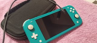 Nintendo Switch Lite 2022 + Custodia + Caricatore + Gioco