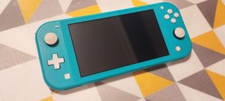 Nintendo Switch Lite 2022 + Custodia + Caricatore + Gioco