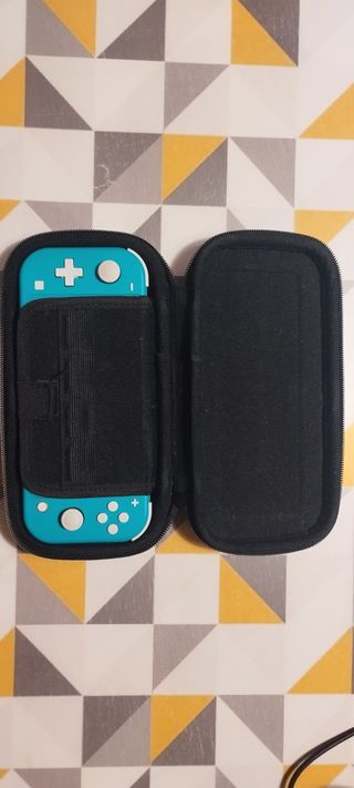 Nintendo Switch Lite 2022 + Custodia + Caricatore + Gioco