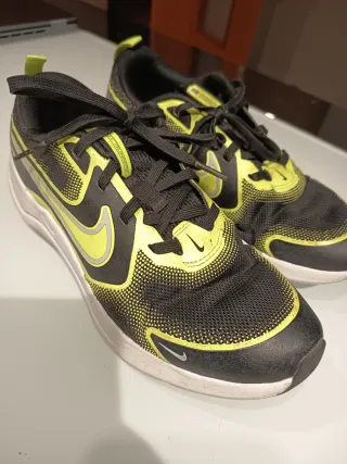 Zapatillas Nike niño negras y amarillas