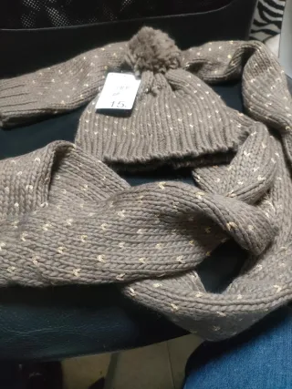 Gorro y bufanda mujer marrón con detalles dorados