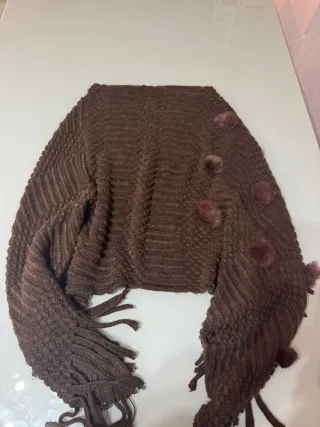 Poncho marrón talla única con pompones