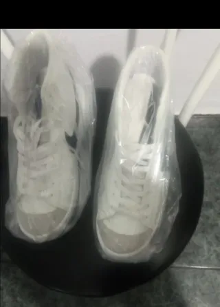 Zapatillas Blancas y Beige