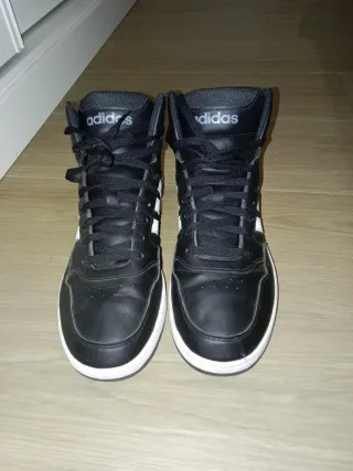 Zapatillas Adidas Altas Negras y Blancas