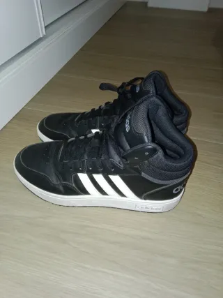Zapatillas Adidas Altas Negras y Blancas