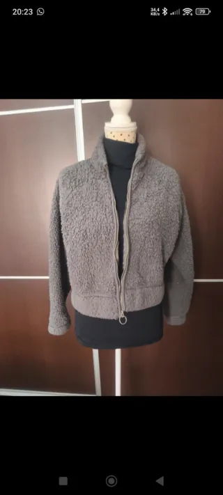 Bonita cazadora cropped gris