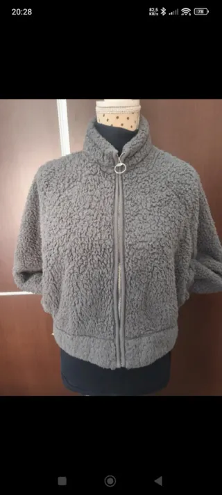 Bonita cazadora cropped gris