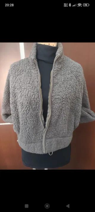 Bonita cazadora cropped gris