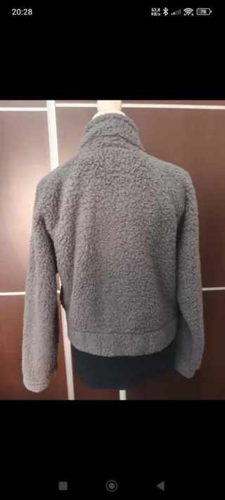 Bonita cazadora cropped gris