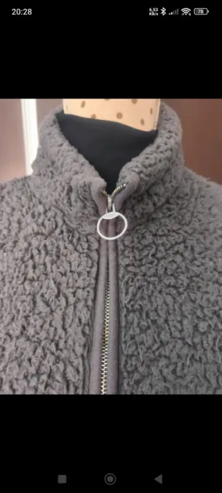 Bonita cazadora cropped gris