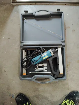 Fresadora Ranuradora Virutex RA17D