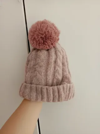 Gorro rosa con pompón