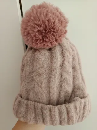 Gorro rosa con pompón