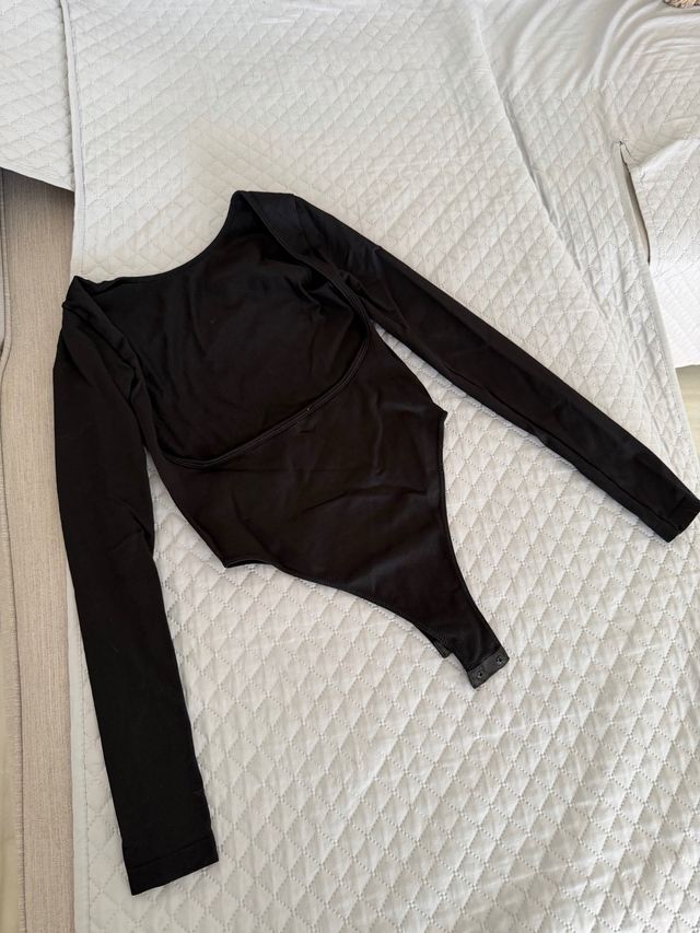 Body negro con espalda abierta y mangas largas