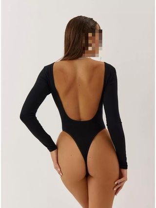 Body negro con espalda abierta y mangas largas
