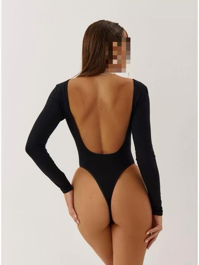 Body negro con espalda abierta y mangas largas