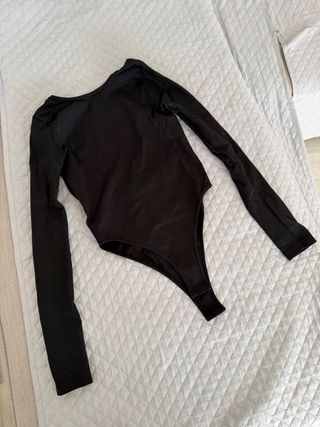 Body negro con espalda abierta y mangas largas