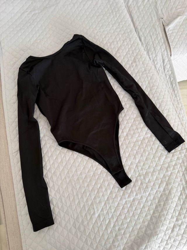 Body negro con espalda abierta y mangas largas