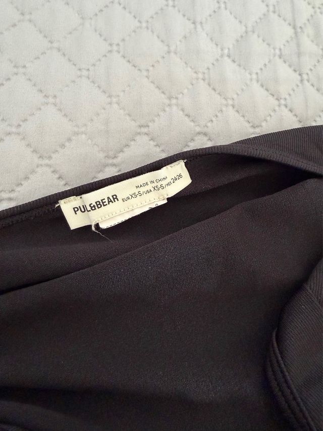 Body negro con espalda abierta y mangas largas